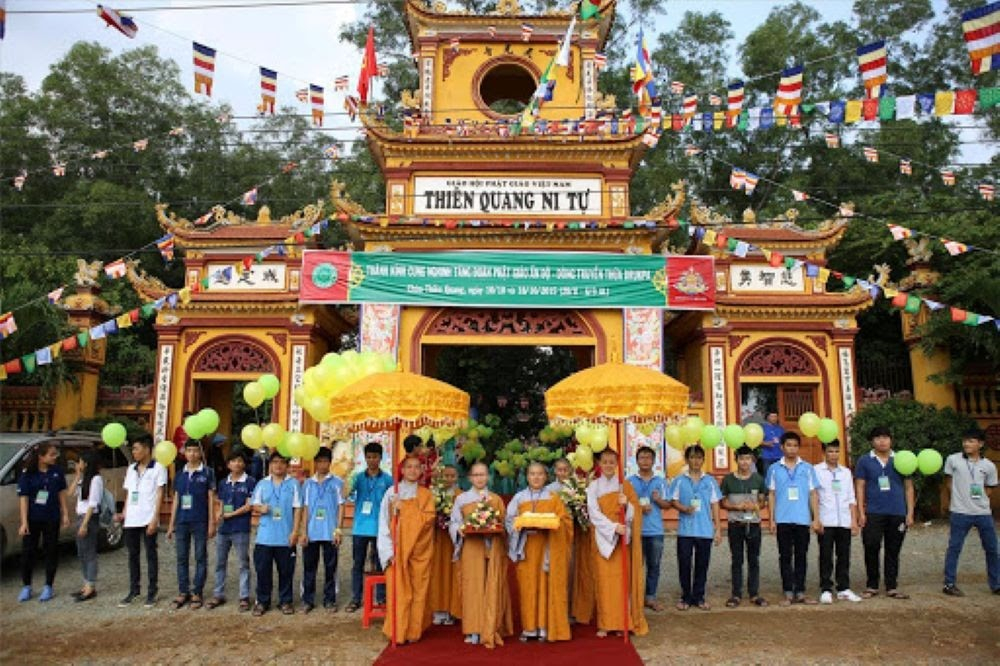 Thuê xe đi 12 cảnh chùa ở Bình Dương
